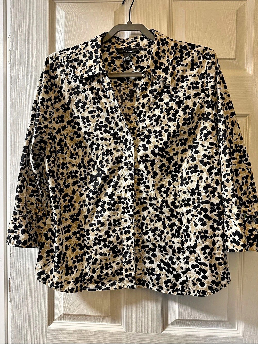 Alfani Animal Print v-neck, button-down shirt in White, Brown & Black Size 16